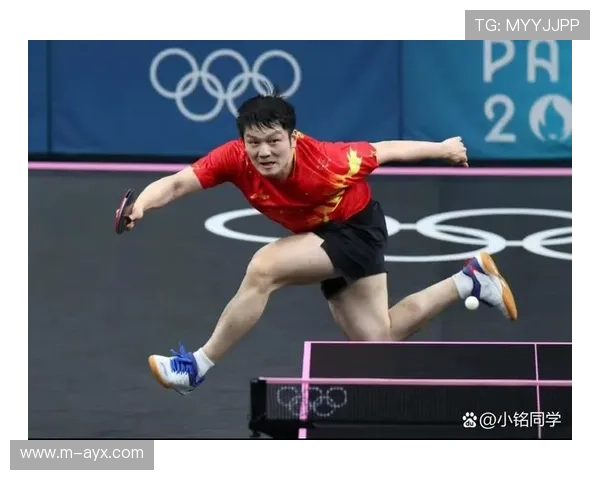 莫雷加德欧冠赛场高举樊振东照片搞怪，引发全场欢笑